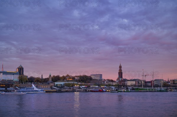 Excursion boats, museum ship Rickmer Rickmers, main evangelical church of St. Michaelis, Michel for short, level tower, piers, Free and Hanseatic City of Hamburg, evening light, twilight, Germany