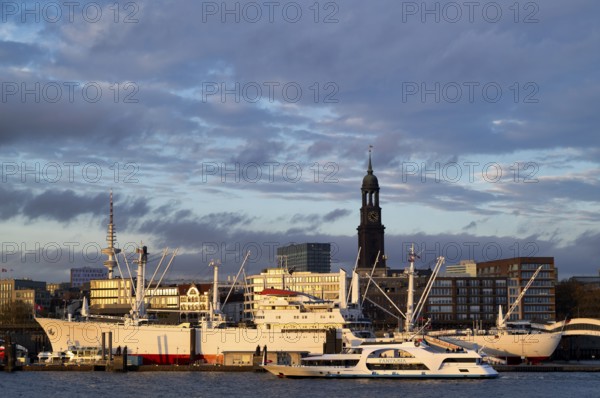 Museum ship Cap San Diego, main evangelical church of St. Michaelis, Michel for short, piers, Free and Hanseatic City of Hamburg, evening light, twilight, Germany