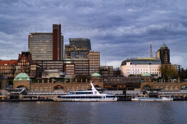 Excursion boats, Hotel Hafen Hamburg, Landungsbrücken, Free and Hanseatic City of Hamburg, evening light, twilight, Germany
