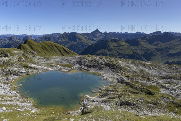 Mountain panorama over Laufbichlsee, behind it the Hochvogel, 2592m, Allgäu Alps, Allgäu, Bavaria, Germany