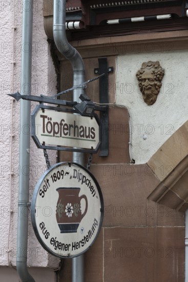 Sign am Töpferhaus, Fachwerk, stony path 8, Marburg, Hesse, Germany