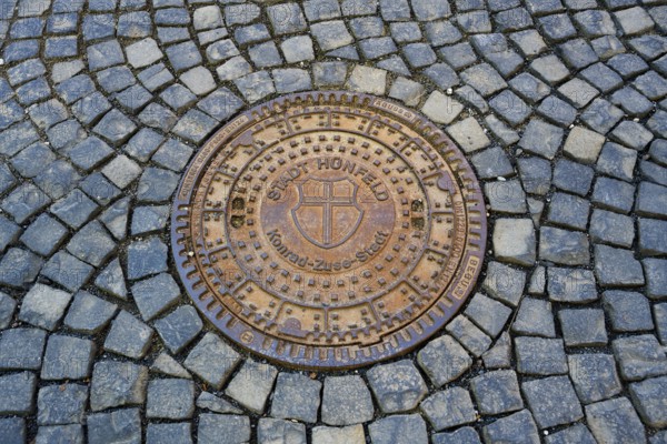 Round metal manhole cover on paved ground with interesting structure, manhole cover, Hünfeld, Konrad-Zuse-Stadt, Hesse, Germany