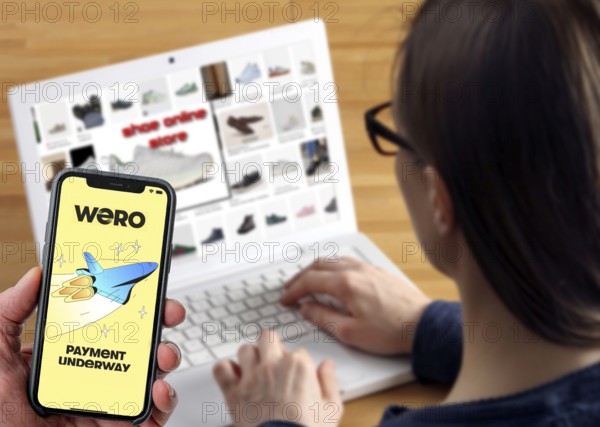 Symbolic image, photo montage, about the European WERO payment service, at online shops, there are already a few offers, but there should be more shops step by step, you can currently send or receive money directly to another person, P2P, person-to-person