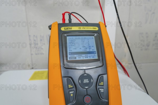 Detailed view of the display of a PVCheck PRO measuring device device with measurement information