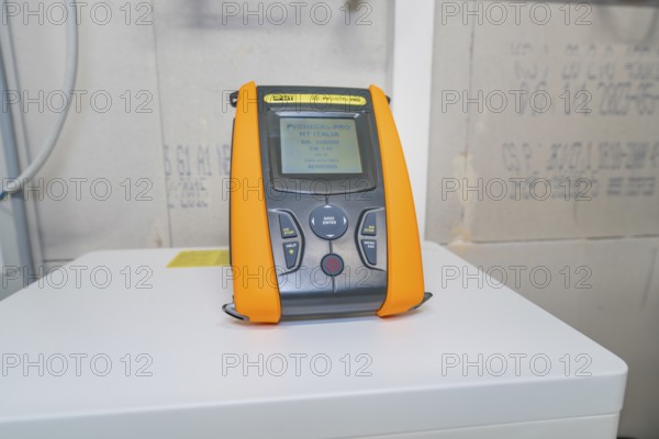 PVcheck PRO measuring device device with display installed in a technical environment