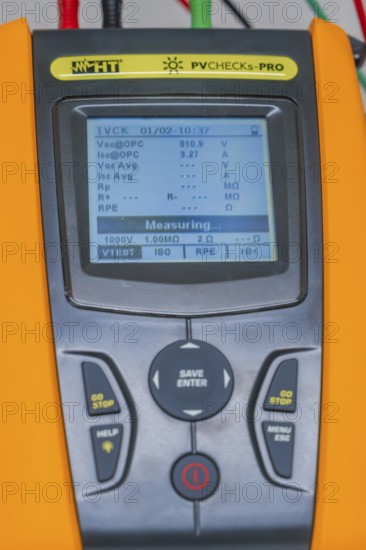Electrical measuring device device with display for checking voltage values