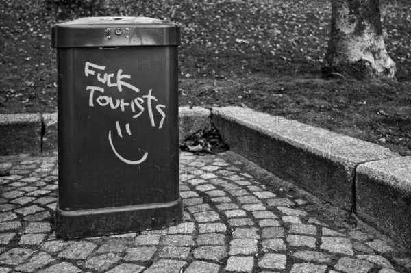 Trash cans, trash cans, graffiti FUCK TOURISTS, protest against tourists, black and white, Free and Hanseatic City of Hamburg, Germany