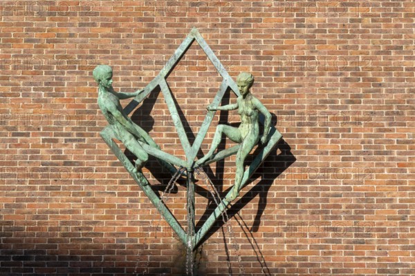 The Minoprio Fountain, 1988 bronze sculpture by Vivien ap Rhys Pryce Streatham Campus, University of Exeter, Exeter, Devon, England, UK