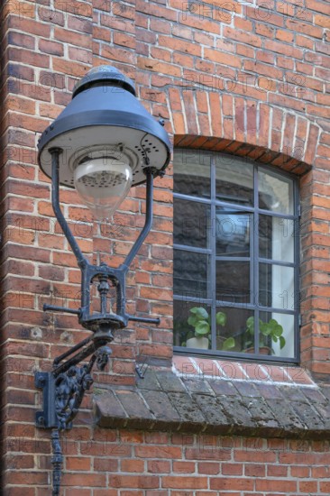 Window and a historic lantern in Lübeck's old town, Siebente Straße, Hanseatic City of Lübeck, Schleswig-Holstein, Germany