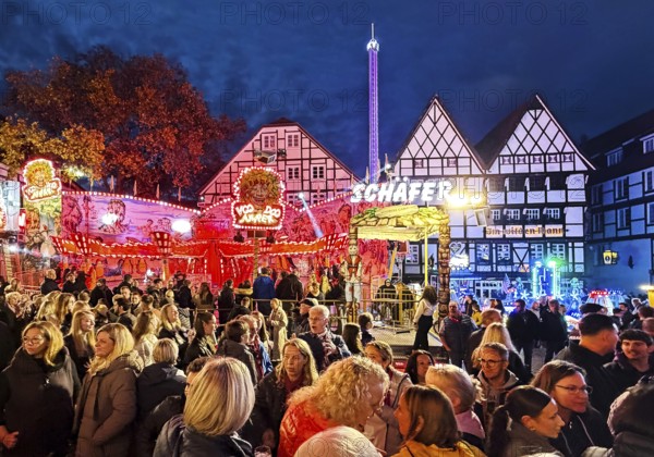 Many people at the All Saints Fair in the evening in front of half-timbered houses, Old Town, Soest, North Rhine-Westphalia, Germany