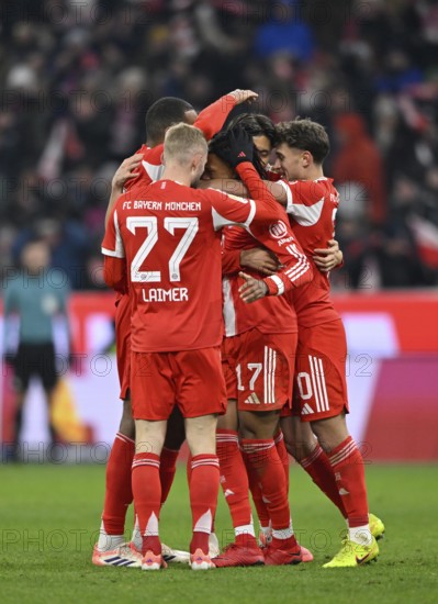Goal cheers Konrad Laimer FC Bayern Munich FCB (27) Jonathan Tah FC Bayern Munich FCB (04) Michael Olise FC Bayern Munich FCB (17) Tom Bischof FC Bayern Munich FCB (20) Allianz Arena, Munich, Bayern, Germany