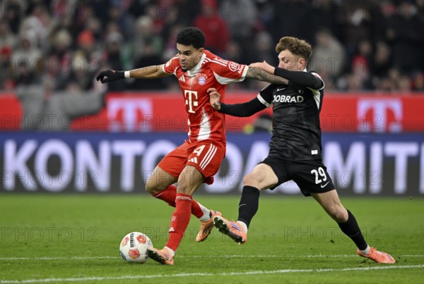 Duel, action Philipp Treu SC Freiburg SCF (29) against Luis Diaz FC Bayern Munich FCB (14) Allianz Arena, Munich, Bayern, Germany