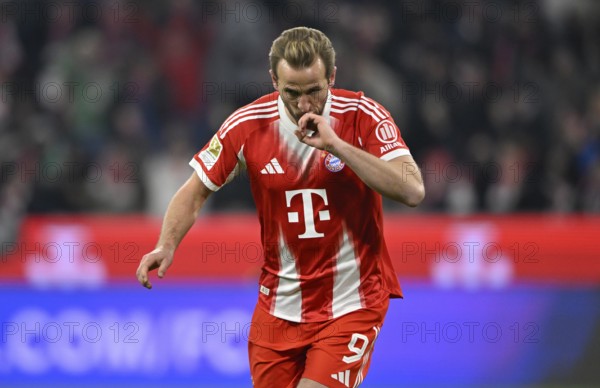Goal cheer Harry Kane FC Bayern Munich FCB (09) gesture gesture kisses wedding ring, Allianz Arena, Munich, Bayern, Germany