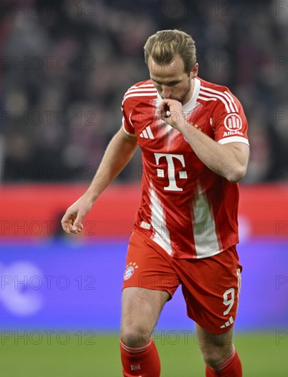 Goal cheer Harry Kane FC Bayern Munich FCB (09) gesture gesture kisses wedding ring, Allianz Arena, Munich, Bayern, Germany