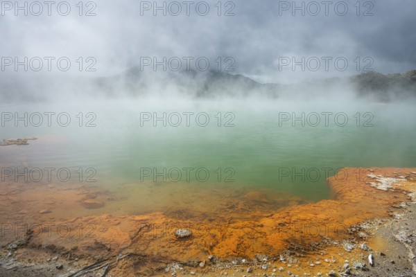 The champagne pool in the Waiotapu geothermal area (Wai-O-Tapu) . Waiotapu, Waikato, North Island, New Zealand