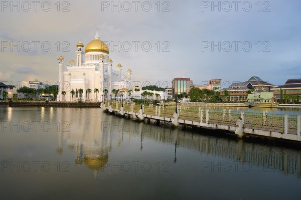 Masjid Omar Ali Saifuddien Mosque reflecting in pond at sunset, Bandar Seri Begawan, Brunei