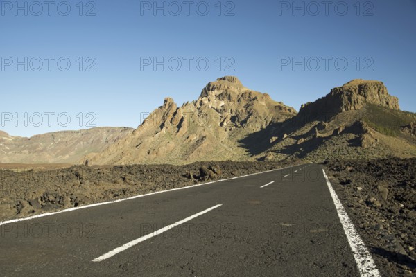 Europe, Spain, Canary Islands, Tenerife, Teide National Park, road, Montana de Chasna behind