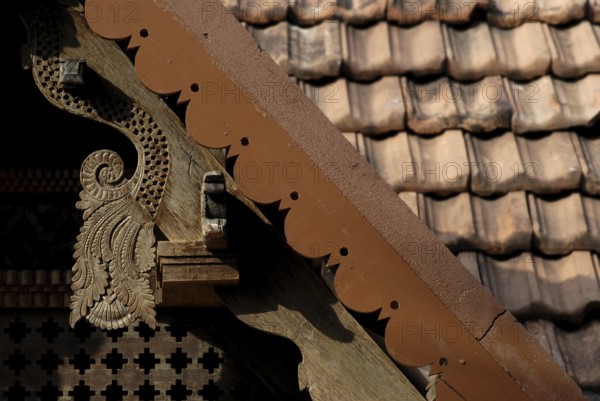 Detail of a traditionally decorated wooden roof, Heritage Hotel Privacy, Vembanad Lake, Kerala, India