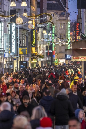 The Westenhellweg in Dortmund, pedestrian zone, city center, busy shopping street in mid-November, North Rhine-Westphalia, Germany