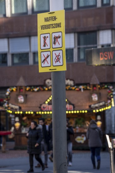 Non-weapons zone in downtown Dortmund, at the Christmas market, prohibition of weapons such as knives, brass knuckles, pepper spray, firearms, North Rhine-Westphalia, Germany