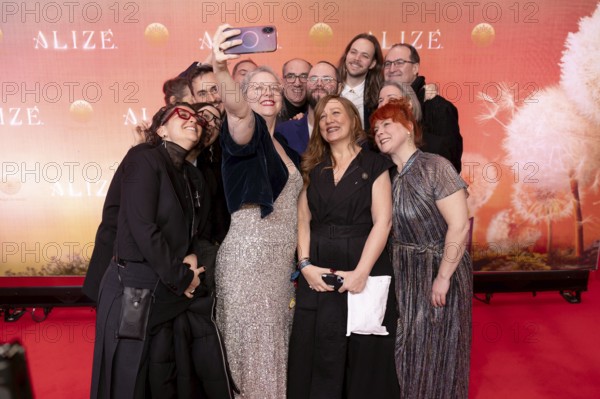 Guests take a group photo at the Cirque du Soleil Alizé world premiere at the Berliner Theater am Potsdamer Platz on 20.11.2025