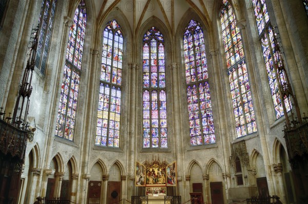 Interior photo, stained glass window in the choir, choir altar, high altar by Martin conductor, choir room, Our Lady of Ulm, Ulm Münster, Ulm, Baden-Württemberg, Germany