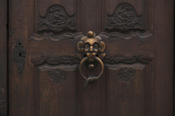 Detailed view, door knob, knocker, portal, Leube historic house, Leube house, old town, Ulm, Baden-Württemberg, Germany