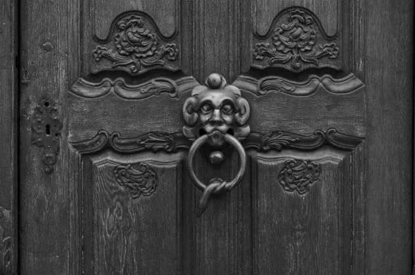 Detailed view, door knob, door knocker, portal, historic Leube house, Leube house, old town, Ulm, black and white, Baden-Württemberg, Germany