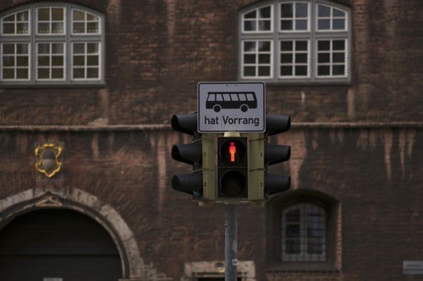 Traffic light for pedestrians, pedestrian traffic light is on red, bus traffic sign has priority, Altstadt, Ulm, Baden-Württemberg, Germany