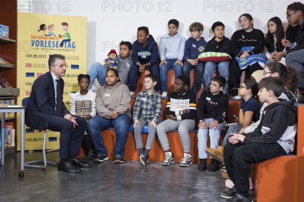 Thorsten Frei, head of the Federal Chancellery, is reading the book The Message in a Bottle by Klaus Kordon at the nationwide reading day at Robert Reinick Elementary School in Berlin on 21.11.2025. He thus represents Federal Chancellor Friedrich Merz, who cancelled at short notice due to urgent scheduling reasons