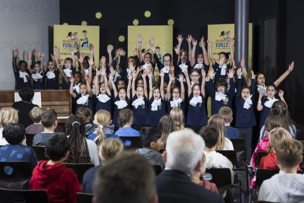 Students sing on the nationwide reading day in the auditorium of Berlin's Robert Reinick Elementary School on 21.11.2025