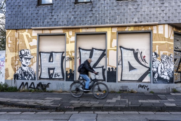Street art in Essen, graffiti on an empty building on Varnhorststraße, city center, North Rhine-Westphalia, Germany