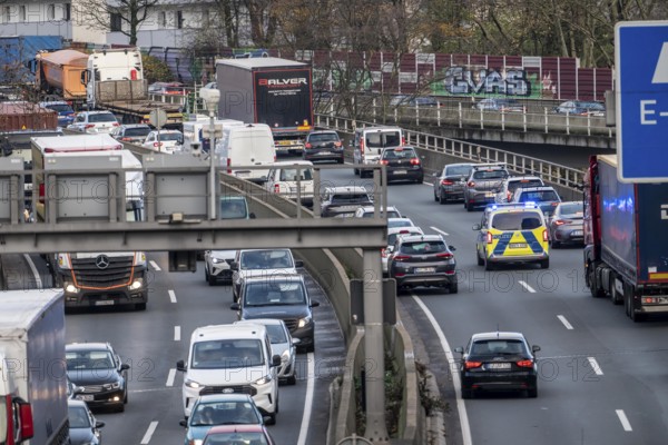 A40 motorway, Ruhrschnellweg, police car, patrol car during an emergency trip with flashing lights, functioning emergency lane, traffic jam on both roads, at the Ruhr expressway tunnel in Essen, rush hour traffic, AS Essen-Huttrop, NR, Germany