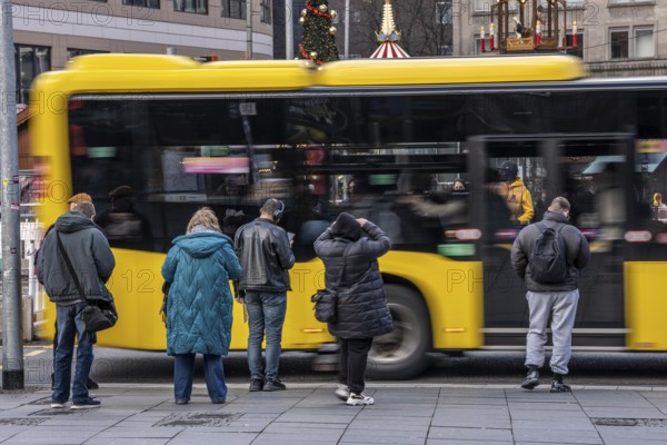 Bus station at Essen main station, Ruhrbahn bus leaves, passers-by wait, Essen, North Rhine-Westphalia, Germany