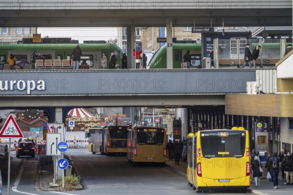 Busbahnhof am central railway station Essen, S-Bahn im Bahnhof, Essen, North Rhine-Westphalia, Germany