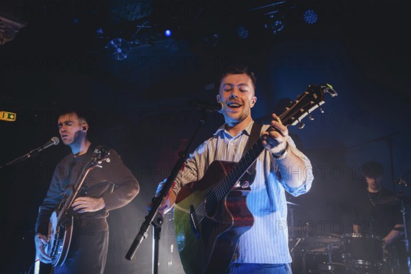 Eddie Keogh, singer of Kingfishr live at Gretchen in Berlin on 14.11.2025