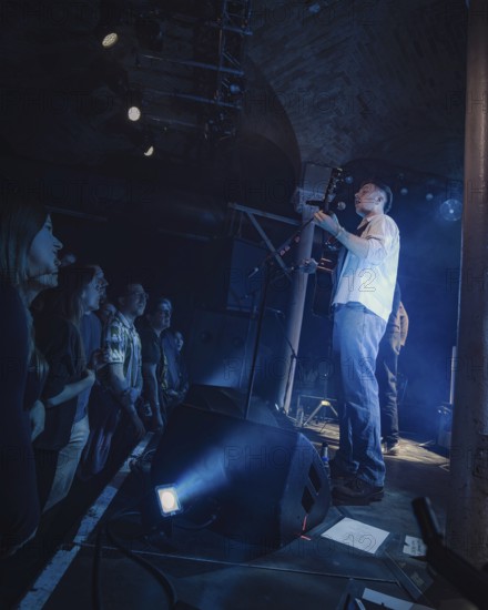 Eddie Keogh, singer of Kingfishr live at Gretchen in Berlin on 14.11.2025