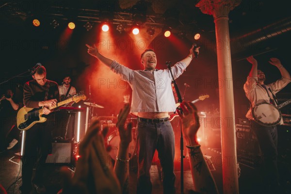 Eoin Fitz Fitzgibbon (guitarist), Eddie Keogh (singer) and Eoghan McGoo McGrath (banjo player) from Kingfishr live in Berlin Gretchen on 14.11.2025