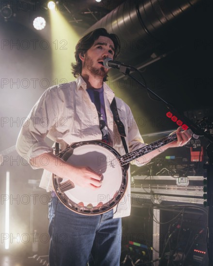 Eoghan McGoo McGrath, banjo player from Kingfishr live in Berlin Gretchen on 14.11.2025
