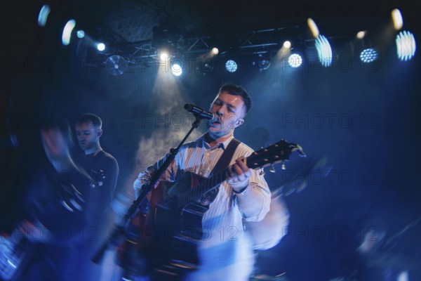 Eddie Keogh, singer of Kingfishr live in Berlin's Gretchen on 14.11.2025 Note: the photo was taken through a pane of glass