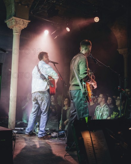 Eddie Keogh (singer) and Eoin Fitz Fitzgibbon (guitarist) from Kingfishr live in Berlin Gretchen on 14.11.2025