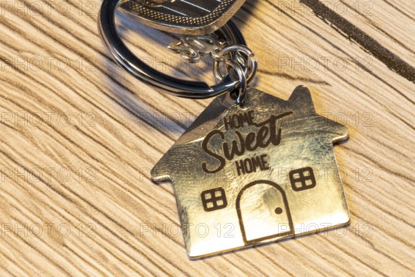 Close-up of a key ring with the inscription HOME SWEET HOME (symbolic image)