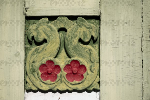 Wood carving in the form of flowers, Maihaugen open-air museum with houses and objects from farms in Gudbrandsdal, Lillehammer am Mjøsa Lake, Innlandet County, Norway