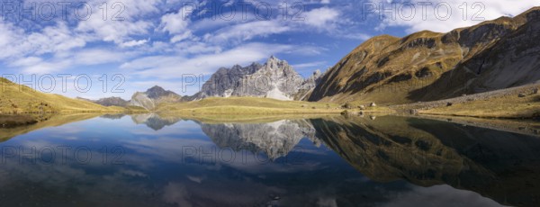 Mountain panorama in autumn, Eissee, Oytal, behind Großer Wilder, 2379m, Hochvogel and Rosszahn Group, Allgäu Alps, Allgäu, Bavaria, Germany