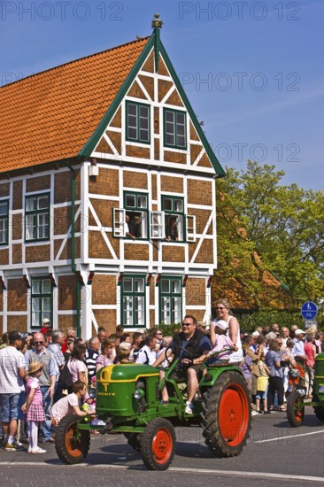 Bulldog, tractor, parade, typical half-timbered house, town hall, architecture, blossom festival, York, Altes Land, Germany