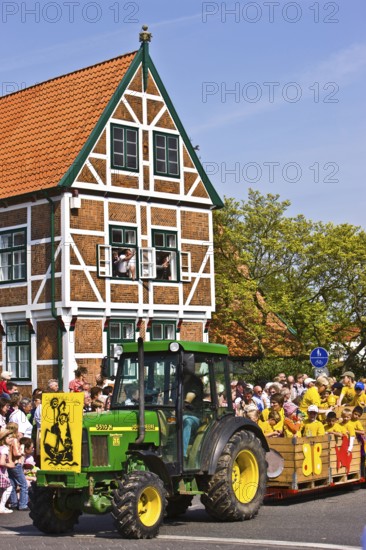 Tractor, parade, typical half-timbered house, town hall, architecture, blossom festival, York, parade, Altes Land, Germany