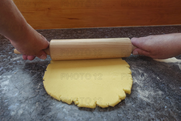 Southern German cuisine, preparation of shortcrust pastry, raw dough on the worktop, waving dough, rolling pin, making cake, baking, out of the oven, vegetarian, traditional cuisine, men's hands, food photography, studio, Germany