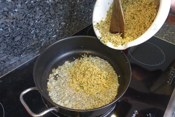 Swabian cuisine, preparation of tree frogs, sauté stuffing, stove, ceramic hob, vegetarian, vegan, healthy, typically Swabian, grandma's cuisine, traditional cuisine, food photography, studio, Germany
