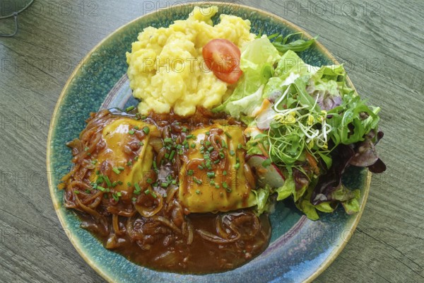 Swabian cuisine, ravioli with potato salad, gravy with onions, colorful salad, mixed salad side dish, main course served on plate, grandmother's cuisine, regional, home cooking, typical Swabian, traditional cuisine, food photography, Germany
