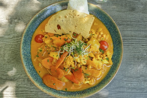 Asian cuisine, mixed vegetables, carrots, cauliflower, bamboo, cherry tomatoes, curry sauce, sprouts, vegan, vegetarian, healthy, main dish served on plate, food photography, Germany
